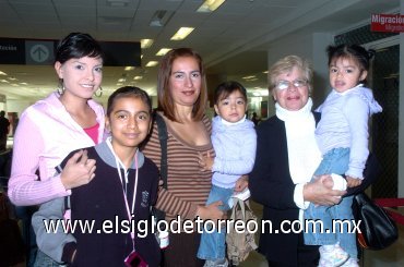 05022008
Brenda Girón viajó a Guadalajara y la despidieron Génesis, América, Sarita y Metzy Girón y Juanita Ceniceros.