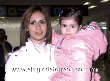05022008
María Teresa Monárrez y la pequeña Ana Teresa viajaron a la Ciudad de México.