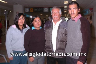 06022008
Mary, Jazmín y Luis Ramírez despidieron a Manuel Ramírez, quien viajó a Tijuana.