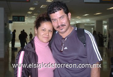 06022008
Minerva Guevara viajó a Tijuana y fue despedida por Marcos Lázaro.