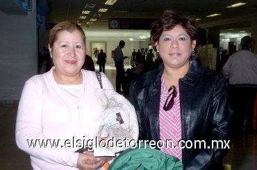 06022008
Patricia Ramírez viajó a Los Ángeles, California, y fue despedida por Clara Rodríguez.