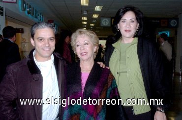 07022008
Felipe Pereyra llegó de la Ciudad de México y Adriana Ortega y Lourdes Murra le dieron la bienvenida.