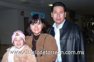 09022008
Claudia Corona de García y la niña Vania García recibieron a José Ángel García, quien llegó de la Ciudad de México.