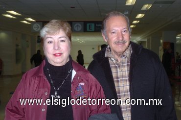 09022008
Juana María Nahoul viajó a Tijuana y fue despedida por Francisco Nahoul.