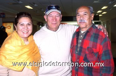 10082008
A Ensenada, B. C. viajó Jesús Hernández y lo despidieron Georgina y Jorge Hernández.