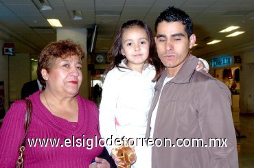10082008
Abraham Ceniceros recibió a María Asunción Ceniceros y Michel Pujnaú procedentes de  Arkansas (USA).