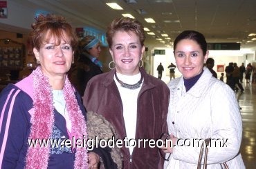 10082008
Con destino a Ensenada, B. C., partió Maricela Ramírezy Silvia Weber, las despidió  Silvia de  Núñez.