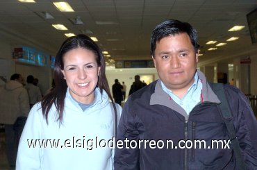 10082008
Úrsula Ayub despidió a Manuel Gallo, quien viajó a Guadalajara, Jal.