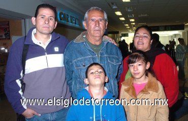 12022008
Juan Francisco Hernández viajó a La Paz, Baja, California y lo despidieron Francisco, Rocío, Josué y Saraí Hernández.