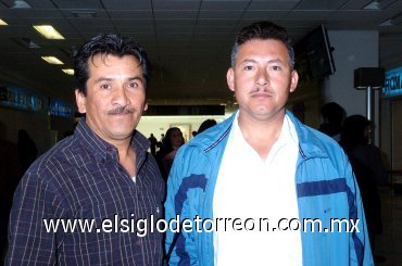 12022008
Tomás Mora llegó de México a la ciudad de Torreón, Coah., donde fue recibido por Jesús Hernández.