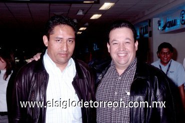 13022008
Érik Carrillo llegó de México y lo recibió Jorge Ávila.