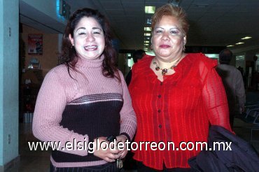 15022008
Genoveva Aguilar viajó a Los Ángeles, California, y fue despedida por Conny Valenzuela.