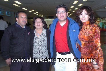 15022008
Miguel Vázquez viajó a Tijuana y fue despedido por Daniel Vázquez, San Juana Marín y Kenia Macías.