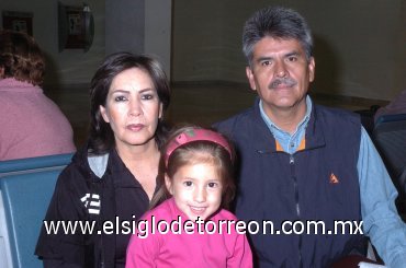 15022008
Pedro Malacara, María de Jesús López y Katia Malacara se fueron a disfrutar del parque de diversiones de Disneylandia.