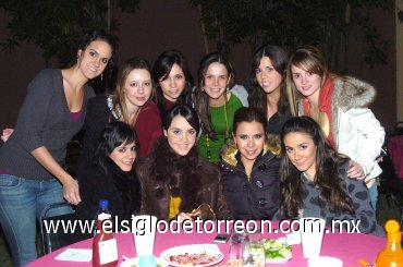 13022008
Florilú González partirá a Francia en viaje de estudios y fue despedida por sus amigas Isabel, Paulina, Katya, Valeria, Marifer, Anamelissa, Malena, Miriam y Yadira.