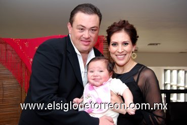 07022008
Constanza Haro Montenbruck con sus papás José Haro Vázquez y Brenda Montenbruck de Haro.