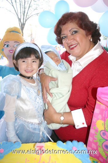 08022008
Ximena Sandoval Valadez acompañada del pequeño Enriquito y de su abuelita Irma Ortiz, el día de su fiesta de cumpleaños.