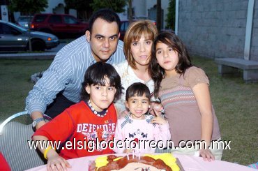 09022008
Ana Camila Rivera Zugasti en la compañía de sus padres Tina Zugasti de Rivera y Jorge Rivera Mendoza, y sus hermanos Jorge Ernesto y Daniela.