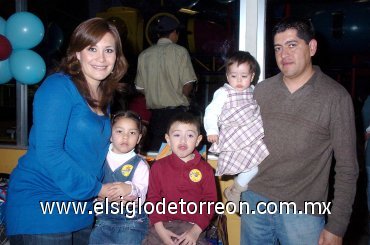 09022008
Andrés con sus padres Guillermo Reséndez y Marcela Vargas, y sus hermanitos.
