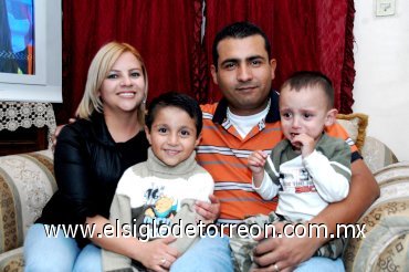 09022008
Diego Yahir con sus tíos Antonio Gallegos Carrasco y Perla López de Gallegos, y su primito Ángel Antonio Gallegos López.