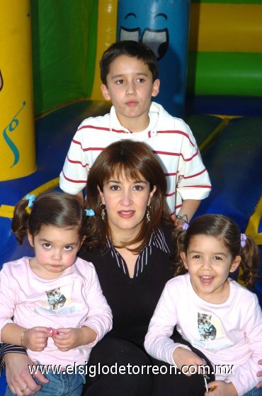 09022008
Karen Hernández de Soto, Alfonso, Karen y Mariam Soto Hernández.