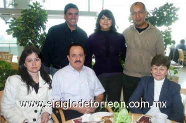 08022008
Carlos Esparza Lira, Georgina Ochoa de Paredes, Tomás Galván, Isabel Barocio de Juan Marcos, Ricardo Juan Marcos Issa y Mirthala González de Barocio.