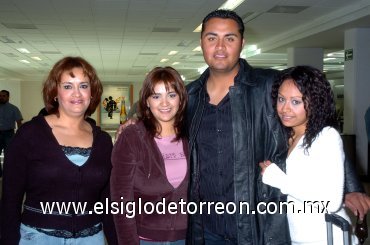16022008
_Alan Guerrero viajó a Tijuana y fue despedido por Adriana y Valeria Guerrero y Mariela Castillo.