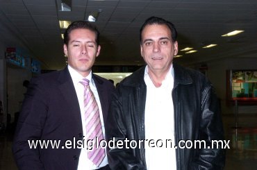 17022008
Raúl Ramírez llegó de México y lo recibió Ernesto Cuéllar.