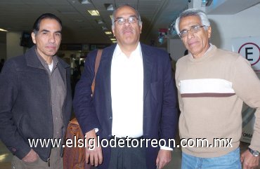 17022008
Rodolfo y Agustín Puente recibieron a César Puente quien llegó de la Ciudad de México.