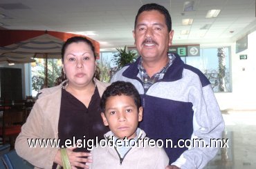 18022008
Carlos Esqueda viajó a Tijuana, B. C., lo despidieron Concepción Cervera y Miguel Ángel Esqueda.