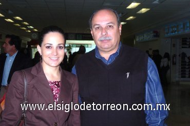 19022008
Lucila y Jorge Hernández viajaron a México.