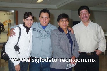 21022008
Paco Carranza viajó a Argentina y lo despidieron Catalina y Simón García e Ileana Samaniego.