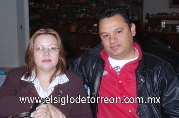 21022008
Verónica Murgía llegó a Torreón procedente de Monterrey y la recibió Ricardo Meza.