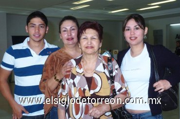 22022008
Diana Patricia Fernández, Josefina Garza, Mayela Casillas y Daniel Fernández viajaron a Mazatlán.