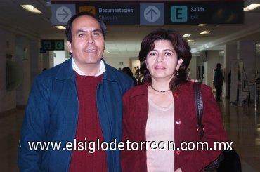 22022008
José Luis Obregón viajó a San Diego, California y lo despidió Antonia Muñoz de Obregón.