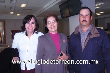 22022008
Marcela de Carrete, Bárbara de Amaya y Carlos Amaya viajaron a Tijuana.