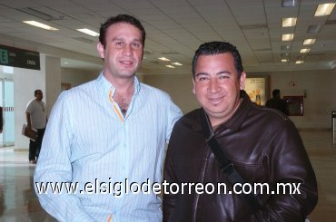 22022008
Mario Yánez viajó a México y lo despidió Alberto Sada.