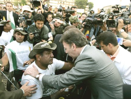 Un grupo de 13 policías y cinco civiles discapacitados llegó a Bogotá después de recorrer 500 kilómetros en sus sillas de ruedas para exigir a las FARC que liberen a docenas de uniformados que mantienen cautivos.