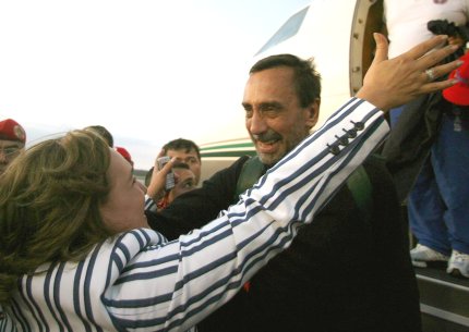 El ex parlamentario colombiano Luis Eladio Pérez saluda a su esposa Ángela Rodríguez de Peréz.