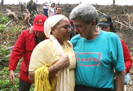 El 20 de febrero de 2002, guerrilleros obligan al piloto de un avión de Aires a aterrizar en una carretera de Huila y secuestraron a tres de los 30 ocupantes, entre ellos el senador Jorge Eduardo Gechem Turbay, lo que provocó la ruptura de los diálogos de paz.