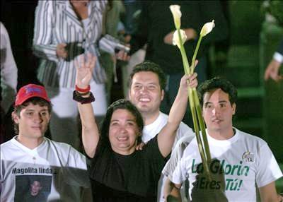 Tras seis años de cautiverio en manos de las FARC, cuatro ex congresistas colombianos recobraron la libertad y se reunieron con sus familiares en la capital venezolana.