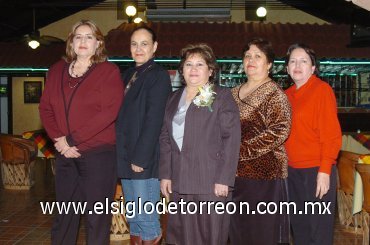 03022008
Gladis, Magda, Mary y Eva acompañadas de la festejada.
