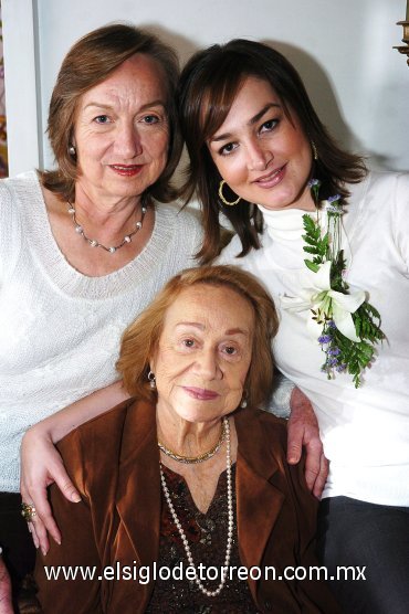 10022008
Ana Laura junto a su abuelita María Luz Valdez de Berlanga y su mamá Aurora Berlanga  de González.
