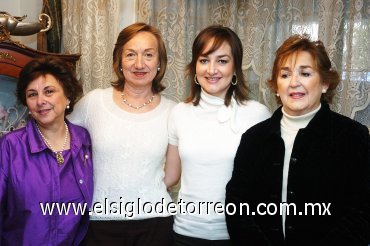 10022008
La novia acompañada de las organizadoras del festejo; Minerva Martínez de Villarreal, Aurora Berlanga de González y Leticia Morales de Treviño.