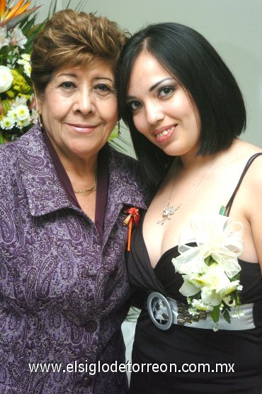 12022008
Acompañada de Lupita Adame Hernández, aparece la próxima novia.