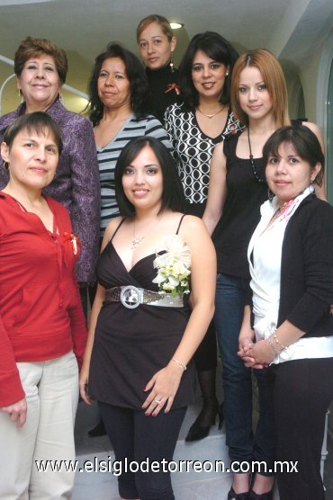 12022008
La novia en la compañía de Paty Martínez, Concepción Martínez, Liliana Pérez, Rosaura Mendoza, Mirna Velázquez, Cristina Luna y María Guadalupe Adame.