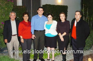 15022008
Los novios y sus padres Enrique González Valadés y Laura Elena Olvera de González; Leonor Cravioto de Del Bosque y Homero del Bosque Garza.