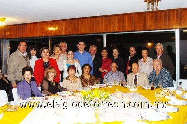 15022008
María Fernanda y Carlos acompañados de Carlos y Adriana, José María y Paz, Gazzi y Carmen , Carlos y Neti, Juan José y María Elena, Ricardo y Diana , Enrique y Laura Elena, Raymundo y María, Homero y Leonor.