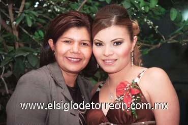 17022008
La futura novia acompañada por su mamá Carmen de Martínez.