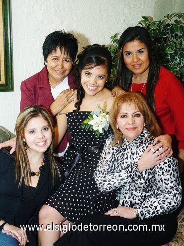 17022008
Lizbeth junto a Lupita Chávez de Ramírez, Liz Chávez, Arely Garza y Norma Ortiz Guerrero.